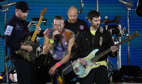 La musica spaziale dei Coldplay tra Luna, amore e Brian Eno