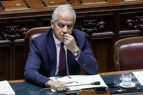 Mille cortei al mese, feriti 260 agenti