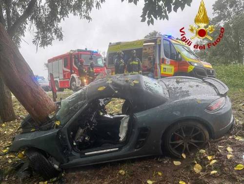 Rovigo, la Porsche finisce contro un albero. Le foto dello spaventoso incidente