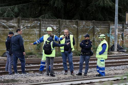 Bologna, operaio investito sui binari: il sopralluogo della polizia dopo la tragedia