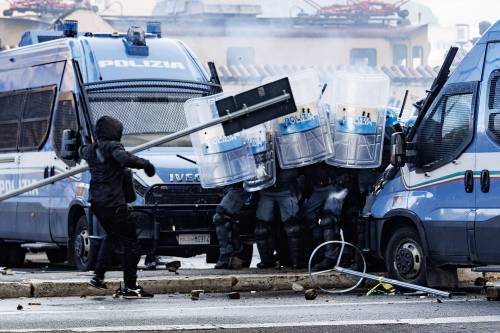 Roma, i pro Pal in piazza con i martelli. Bottiglie, bastoni e bombe carte contro la polizia