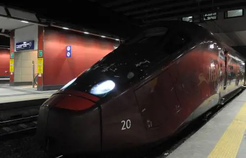 Treni, ritardi e disservizi? Ecco come richiedere il rimborso a Trenitalia e Italo