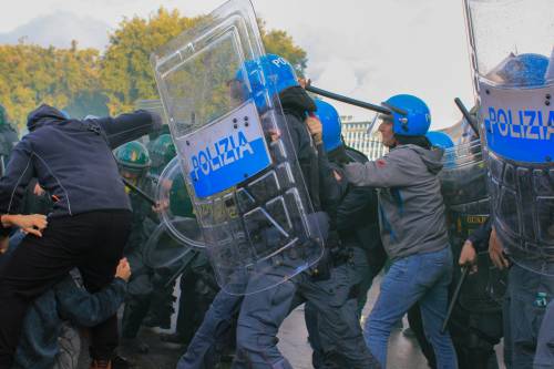 In piazza l'estrema sinistra e i centri sociali. E tra i manifestanti c'è Potere al popolo