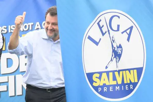 Salvini, ricetta anti tasse: "Chi deve pagare sono i banchieri non gli operai"