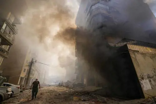 "Fai in fretta, bombardano". Beirut tra macerie e guerra