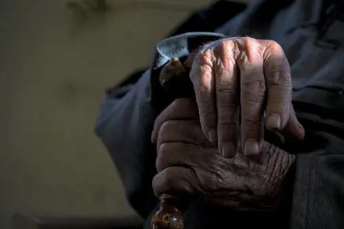La vita ha smesso di allungarsi: perché è sempre più difficile arrivare a cent'anni