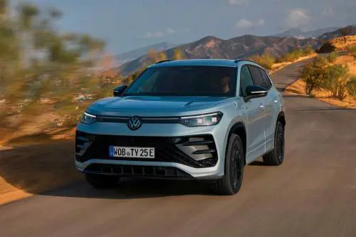 Nuova Volkswagen Tayron, SUV da 7 posti con motori benzina, diesel e ibridi