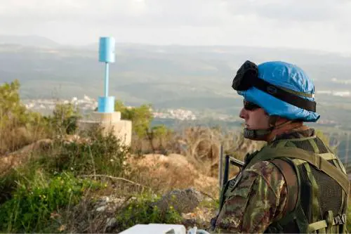 Tank israeliano spara contro le postazioni Unifil: due feriti. Nel mirino anche le basi italiane