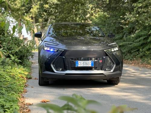 Toyota C-HR 2024: guarda la gallery del nuovo crossover full-hybrid