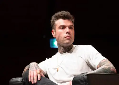 "Misoginia e volgarità". Scoppia la polemica per Sanremo, nel mirino Fedez: cosa è successo