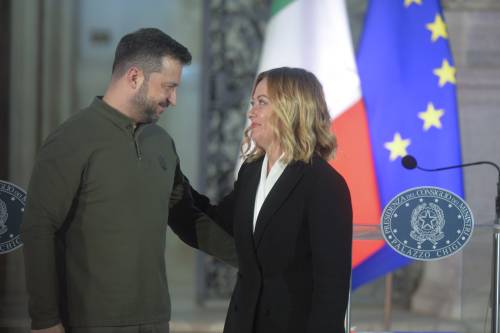 Più sostegno e ingresso nella Ue. Abbraccio tra Meloni e Zelensky