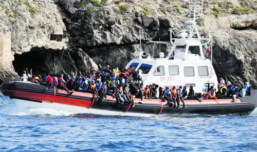 Solo in Italia i progressisti difendono l'invasione