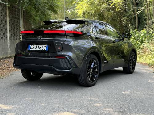 Toyota C-HR 2024: guarda il video del nuovo crossover ibrido di riferimento