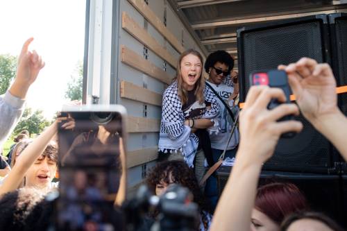 Al "No Meloni Day" di Milano pure Greta Thunberg (con la kefiah)