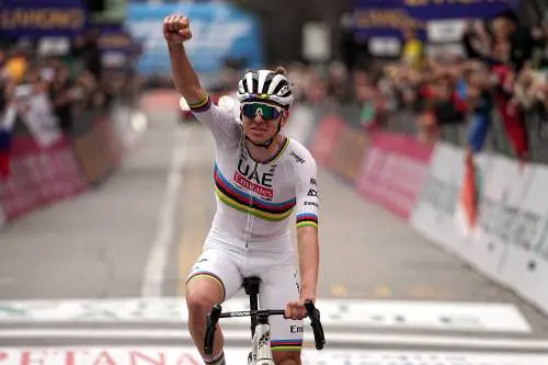 Pogacar, primo giorno di scuola all'Uae Tour. Ma se vince la Sanremo farà pure la Roubaix