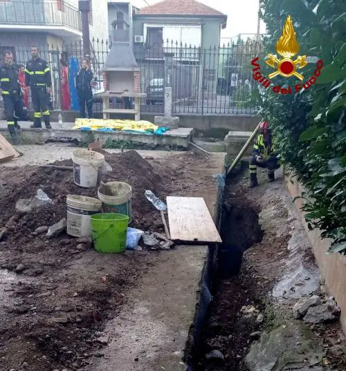Cinisello Balsamo, cede il terreno e viene risucchiato: muore 61enne
