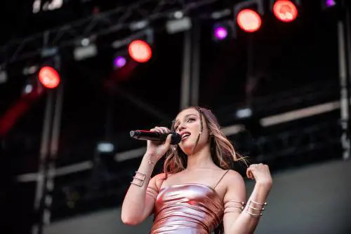 Sarah Toscano a tutto campo. "La musica batte gli insulti"