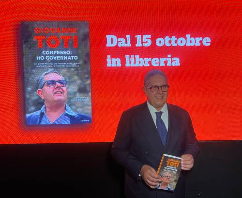 Giovanni Toti col direttore Alessandro Sallusti presentano il libro "Confesso: ho governato"