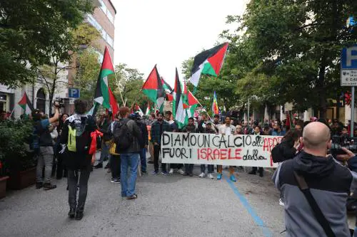 Invasione di campo pro Pal. "Israele Stato terrorista"
