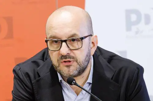 E il Pd cavalca la protesta: "Vergognoso che si giochi". Partito spaccato pure su Kiev