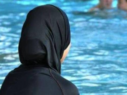 Piscina, accesso consentito solo a donne islamiche con burkini