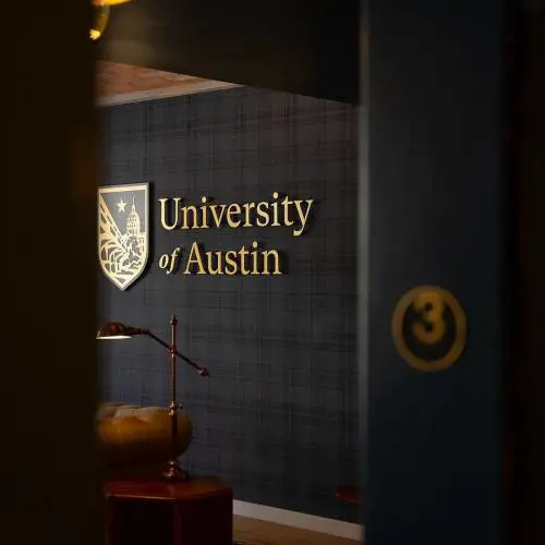 "Basta antisemitismo e DEI". I miliardari finanziano l'università Usa anti-woke