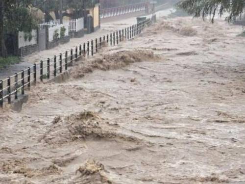 Il maltempo flagella la Liguria: strade allagate e fiumi in piena 