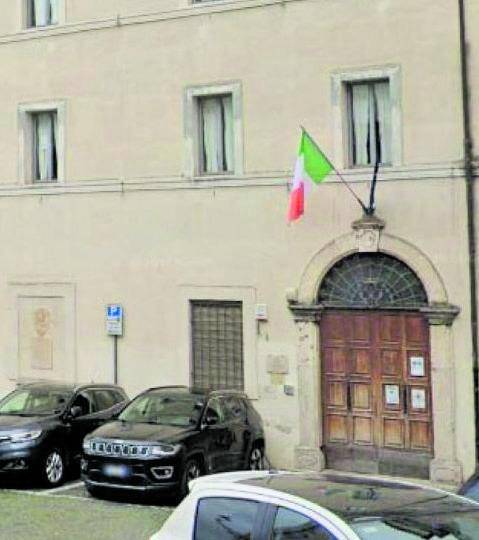 Difendeva una ragazza, 16enne accoltellato davanti al liceo