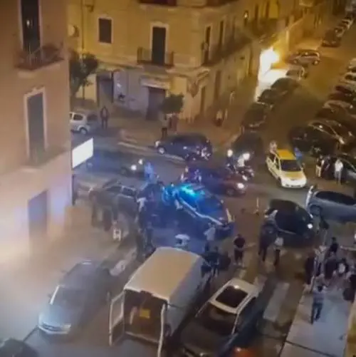 Pakistano molesta donna e bimba di 3 anni. Rischia il linciaggio - VIDEO