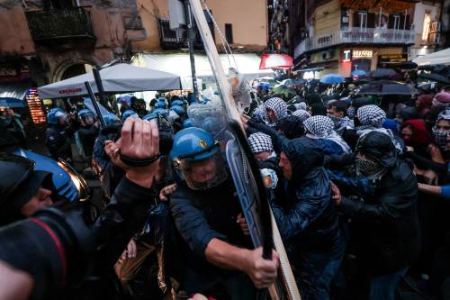 Scontri a Napoli. Le piazze celebrano il boia: "Sinwar leggenda"