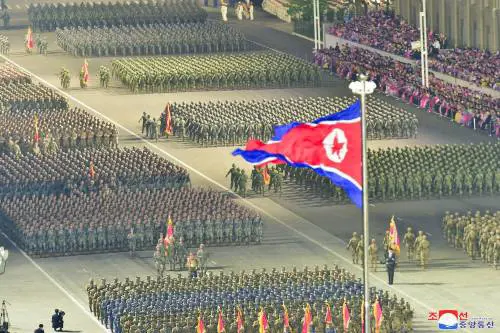 "Si arruolano in massa nell'esercito di Kim". Cosa succede in Corea del Nord