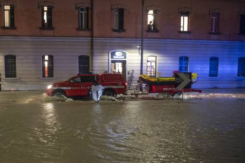 Alluvioni senza sosta, una vittima a Bologna. L'Italia è sott'acqua