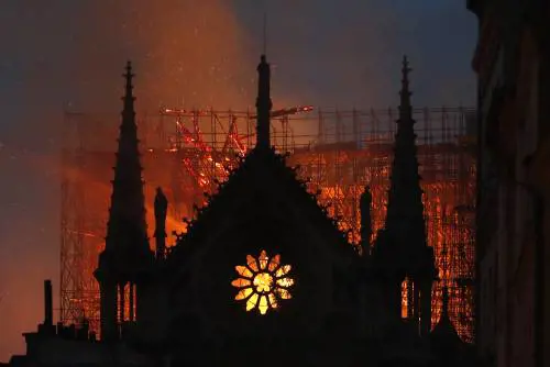 L'Occidente brucia nel falò delle sue vanità
