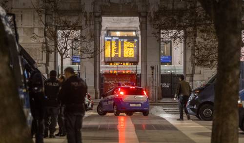 Polizia nel piazzale della Stazione Centrale di Milano