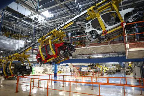 Automotive, corsa per evitare il collasso. Urso: "Ore decisive, serve una svolta"