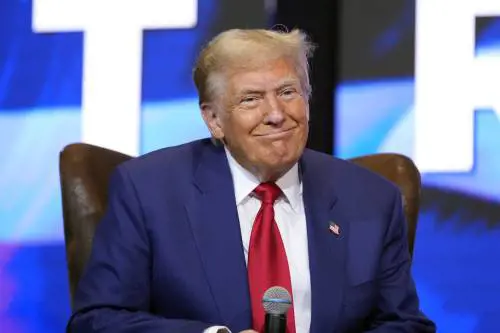 Trump, accuse dall'ex modella. Ma nei sondaggi c'è il sorpasso