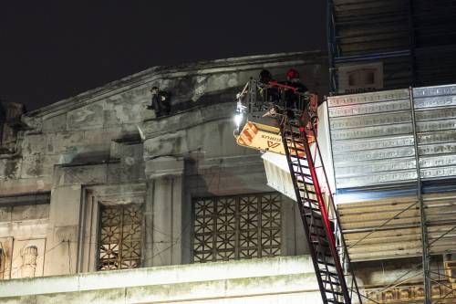 Milano, un uomo si arrampica sulla facciata della stazione Centrale