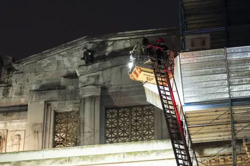 Paura a Milano, un uomo si arrampica sulla facciata della stazione Centrale