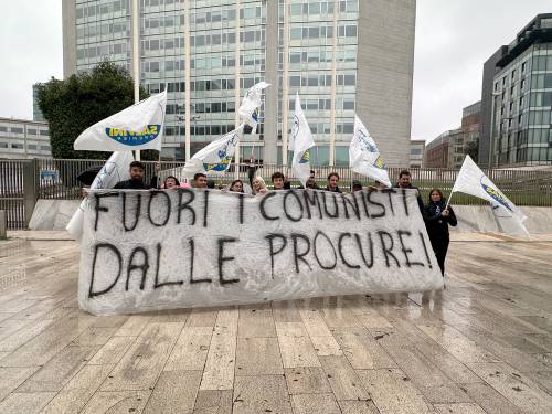 "Fuori i comunisti dalle Procure". Lo striscione dei giovani della Lega davanti al Pirellone