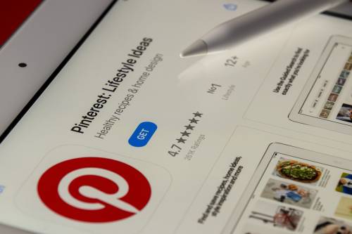 "Traccia di nascosto gli utenti europei senza consenso", bufera su Pinterest