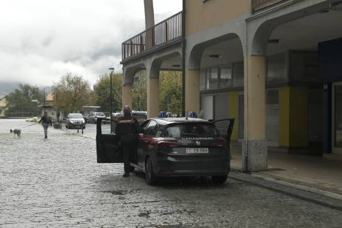 Omicidio Costa Volpino (Bergamo), l'intervento dei carabinieri sul luogo del crimine