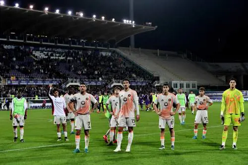 Roma contestata nella notte alla stazione: cosa è successo tra tifosi e squadra