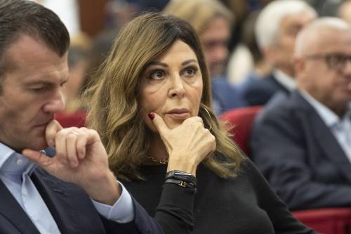 "Processate Santanchè". E lei: "Non mi dimetterò"