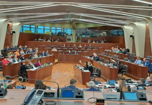 Si vota sostegno Forze dell'Ordine. Ma la sinistra lascia l'aula