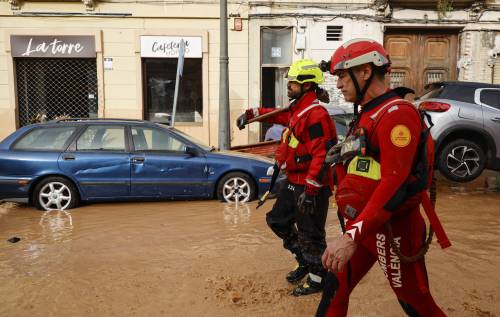 Le disperate ricerche dei superstiti a Valencia - FOTO