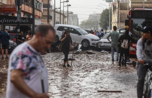 Spagna, corpi intrappolati nelle auto: oltre 150 morti. Allerta alta, Sanchez: "State a casa"