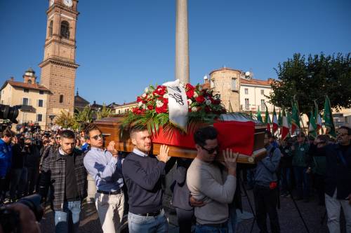 L'ultimo commosso saluto a Matilde Lorenzi. Il lungo abbraccio della famiglia