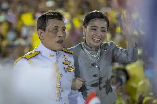 Vizi ed eccessi di Rama X di Thailandia, il sovrano più ricco del mondo