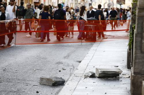 Via del Corso, crolla cornicione. Il centro di Roma cade a pezzi