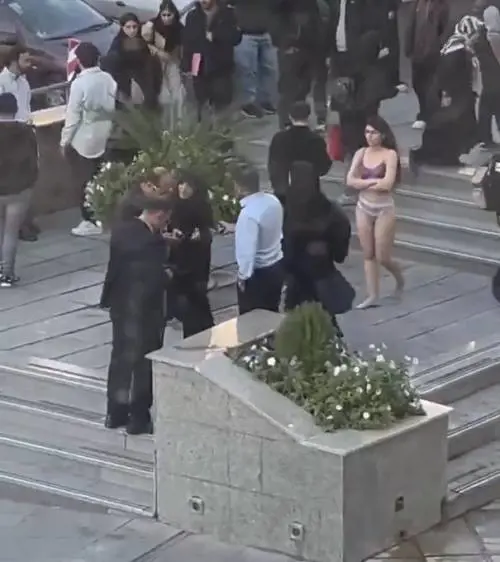 Iran, protesta anti molestie e si spoglia: arrestata studentessa
